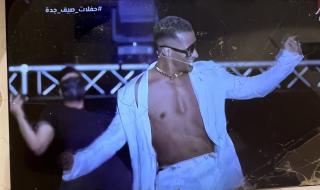 6 إطلالات مميزة لــ محمد رمضان في حفله بالسعودية (صور)الأحد 20/أغسطس/2023 - 12:48 ص
أطل رمضان بـ 6 إطلالات مميزة وليست غريبة على رمضان.. إذ ظهر مرتديًَا بدلة بيضاء سادة بدون قميص عارية الصدر وأكمل اللوك مرتديًا نظارة باللون الأسود وكوتشي باللون الأبيض وهذا بالفاصل الأول من حفلة. إطلالات محمد رمضان في جدة فيما ظهر بالفاصل الثاني بقميص من ماركة فيرساتشي باللون الأصفر الأنيق وبه