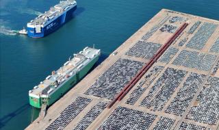 #صور | أسطول من السيارات الجديدة في ميناء يانتاي الصيني قبيل شحنها لتصديرها إلى الخارج. "الفرنسية"