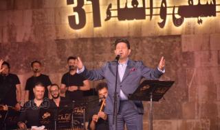 هاني شاكر يغني لـ العندليب فى حفل بمهرجان قلعة صلاح الدين للموسيقىالأحد 27/أغسطس/2023 - 11:50 م
أضاءت سماء القاهرة أمسية مميزة جاءت ضمن فعاليات الدورة 31 من مهرجان قلعة صلاح الدين الدولى للموسيقى والغناء الذى تنظمه دار الأوبرا المصرية برئاسة الدكتور خالد داغر. حفل هاني شاكر وتغنى المطرب الكبير هاني شاكر بكوكبة من أعماله الجماهيرية بمصاحبة الفرقة الموسيقية بقيادة المايسترو الدكتور مصطفى حلمى