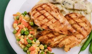 تفسير حلم الميت يرفض الطعام في المنام