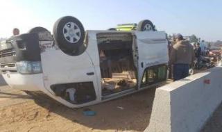 مصرع شخصين وإصابة 14 آخرين إثر انقلاب ميكروباص أعلى طريق الواحات الصحراوى