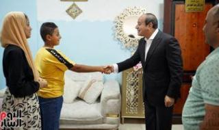الرئيس السيسي يجرى حوارا مع سيدة مسنة من أهالى قرية سدس الأمراء فى بنى سويف