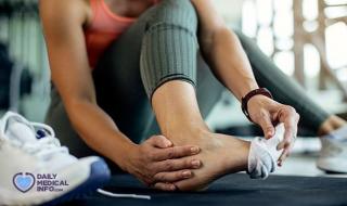 يعد التهاب المفاصل الروماتويدي من الحالات التي تؤدي إلى حدوث التهاب في أربطة مفصل الكاحل والقدم... تعرف على أسباب #ألم_مفصل_القدم من هنا