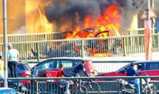 خطوات التعامل مع حادث حريق السيارة المفاجئ على الطريق