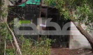 #فيديو | ضبطت أمانة جدة وهيئة الزكاة والضريبة والجمارك والهيئة العامة للغذاء والدواء مصنعاً داخل بيت مهجور بحي الشرفية خصص لإنتاج الزيوت والكريمات النسائية والحبوب المقوية باستخدام مواد منتهية الصلاحية ومجهولة المصدر في بيئة مليئة بالقذارة، وجرى إتلاف جميع المواد واستدعاء
