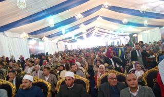 مؤتمر حاشد لحملة المرشح الرئاسي عبد الفتاح السيسي في قرية العجميين بالفيومالإثنين 04/ديسمبر/2023 - 07:38 م
نظمت حملة المرشح الرئاسي  المشير عبدالفتاح السيسي مؤتمرا حاشدا بمحافظة الفيوم، استضافته قرية العجميين التابعة لمركز ابشواي، حضر المؤتمر أعضاء الحملة الرئاسية بالقاهرة والفيوم، والقيادات الشعبية.