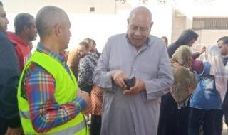 متطوعون يساعدون كبار السن فى الانتخابات الرئاسية بمصر القديمة.. صور