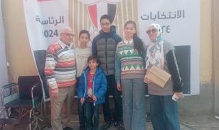 سيلفي لرب أسرة مع أبنائه وأحفاده في الانتخابات الرئاسية بالجمالية (صور)الإثنين 11/ديسمبر/2023 - 02:30 م
أصر الحج محمد علي اصطحاب أبناءه وأحفاده، للإدلاء بأصواتهم في الانتخابات الرئاسية بمدرسة الحسين بحي الجمالية، لإرساء روح الانتماء لهم.