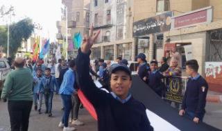 حاملين علم مصر.. مسيرة للمعلمين والطلاب بقنا تنتهى بصندوق الاقتراع