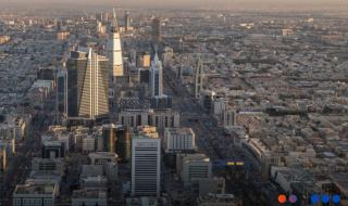#السعودية أصدرت سندات دولارية على 3 شرائح بقيمة إجمالية تبلغ 12 مليار دولار، في أول صفقة بيع ديون لحكومة المملكة هذا العام ما يساعدها على سد العجز المالي المتوقع مع استمرارها في الإنفاق على مشاريع تستهدف تنويع وانفتاح الاقتصاد. #اقتصاد_الشرق