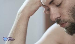 بعض الرجال يعانون من مشكلة انكماش و #ضمور_الخصية، وقد يحدث ذلك بسبب حدوث إصابة أو تعرض الجسم إلى بعض المواد الكيميائية على سبيل المثال، اكتشف أعراض ضمور أو انكماش الخصية وأسباب حدوث ذلك، وطرق العلاج