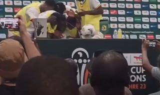 لاعبو السنغال يقطعون المؤتمر الصحفي للاحتفال بزميلهم عبد الله سيك أفضل لاعب في مباراة غينيا