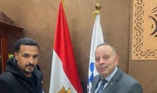 تكريم عاملين بمطار سوهاج لأمانتهما بعد تسليمهما مقتنيات ثمينة عثرا عليها