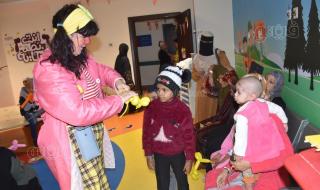 سائحة بلجيكية تدعم أطفال مرضى السرطان بأورام الأقصر (صور)الخميس 14/مارس/2024 - 12:21 م
حرصت متخصصة بلجيكية فى أنشطة الأطفال، على زيارة مستشفى علاج الأورام بالمجان، بمنطقة طيبة شمال الأقصر، لتقديم الدعم المعنوي للأطفال مرضى السرطان الذين يتلقون العلاج المجاني في أقسام المستشفى.