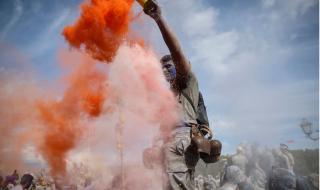 "حرب #الدقيق الملون".. 15 صورة من أغرب مهرجان على الإطلاق #العلم #أغرب