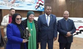 نقيب العاملين بالرزاعة يكرم القيادات النقابية النسائية احتفالا بعيد الأم