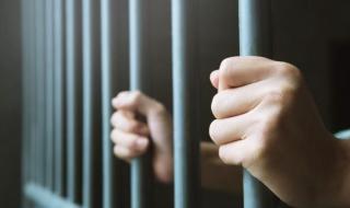 "عطر" و"جوال" يورطان مواطنًا في جريمة تستر تجاري.. ما القصة؟