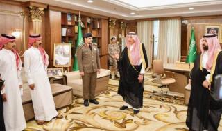 أمير جازان يكرم مواطنَين لإنقاذهما عائلةً من السيول