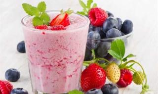 بتحب التوت؟.. لن تتخيل ما يفعله كوب عصير منه لجسمك في الحر