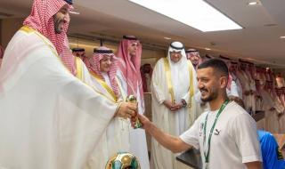 ولي العهد يتوج فريق الهلال بكأس خادم الحرمين الشريفين للموسم الرياضي 2023 2024