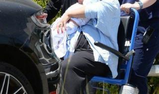 أول صور لـ فانيسا هادجنز بعد إنجاب طفلها الأولالخميس 04/يوليو/2024 - 10:20 ص
فانيسا هادجنز ، التقطت عدسات المصورين، أول صور للممثلة فانيسا هادجنز، أثناء خروجها من المستشفى، بعد إنجابها لـ طفلها الأول من زوجها كول تاكر. وبدت علامات التعب والإجهاد على فانيسا هادجنز، وهي تجلس على كرسي متحرك، وفي طريقها لاستقلال سيارتها، للعودة لمنزلها مع طفلها وزوجها. فانيسا هادجنز تقدم عرض