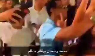 #فيديو الفنان محمد رمضان يتبادل الصفع مع معجب. حاول التقاط صورة تذكارية معه في الساحل الشمالي #صحيفة_المدينة #مصر