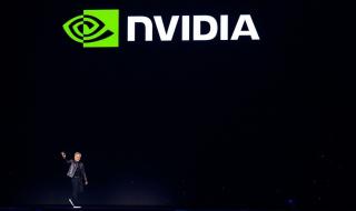 إنفيديا تتجاوز آبل مجدداً وتصبح أكبر شركة في العالم من حيث القيمة السوقية
