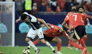 الأهلي يخسر من باتشوكا المكسيكي بركلات الترجيح في نصف نهائي كأس إنتركونتيننتال (صور)السبت 14/ديسمبر/2024 - 10:05 م
تأهل نادي باتشوكا المكسيكي إلى نهائي بطولة كأس الإنتركونتيننتال بعد الفوز على الأهلي بركلات الترجيح بعد انتهاء الوقت الأصلي والإضافي بالتعادل السلبي في المباراة التي جمعتهما