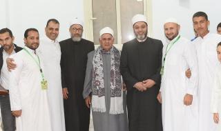 قطاع المعاهد الأزهرية يواصل متابعته لمكاتب تحفيظ القرآن الأهلية (صور)السبت 14/ديسمبر/2024 - 10:40 م
يواصل قطاع المعاهد الأزهرية ، اليوم السبت، متابعته لمكاتب تحفيظ القرآن الأهلية، الخاضعة للإشراف المباشر من الأزهر الشريف بتوجيهات من الشيخ أيمن عبد الغني رئيس قطاع المعاهد الأزهرية، للوقوف على مستوى الطلاب بها، ومدى صلاحية هذه المكاتب لاستيعاب الأعداد المتزايدة من الطلاب الراغبين في حفظ القرآن الكريم.