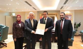 جبران يُسلم عقود عمل للشباب وذوي الهمم ويُكرم الـ 20 شركة الأعلى توظيفًاالإثنين 16/ديسمبر/2024 - 06:27 م
أكد وزير العمل محمد جبران،اليوم الإثنين، على أن الدولة المصرية حريصة على تكثيف التعاون مع كافة شركاء العمل والتنمية في الداخل والخارج ،في كافة الملفات المُشتركة