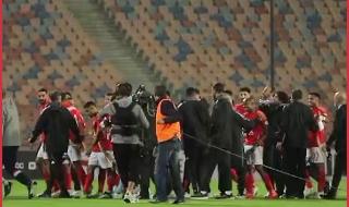 شاهد ا لاعبو الأهلي يرفضون تحية الجماهير بعد لقاء شباب بلوزداد، لتهاجمهم الجماهير بسبب تصرفهم #ملعب_لكل_الرياضات | #الأهلي_بلوزداد | #دوري_أبطال_أفريقيا