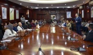 محافظ الأقصر يستعرض خدمات شركة مياه الشرب والصرف الصحى بمراكز المحافظة