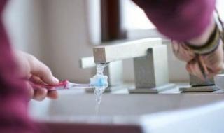 من مطبخك.. مكونات بسيطة تساعدك في الحصول على أسنان نظيفة وبيضاء