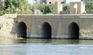 قنطرة
      اللاهون..
      قِطعة
      أثرية
      فرعونية
      أنقذت
      الفيوم
      من
      الغرق
      لقرون