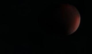 سبحان
      الخالق..
      الآن
      شاهدوا
      الخسوف
      الكلى..
      قرص
      القمر
      اختفي
      تمامًا