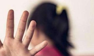 مقابل
      "خاتم
      ذهب
      وهاتف
      محمول"..
      مُدير
      مدرسة
      يتحرَّش
      بطالبة
      ويساومها
      "داخل
      المصلى"