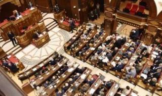 صيغة
      اليمين
      التى
      يؤديها
      أعضاء
      الشيوخ
      فى
      الجلسة
      الافتتاحية
      للمجلس
      الجديد