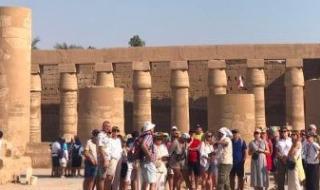 سياح
      من
      أنحاء
      العالم
      بين
      جدران
      وأعمدة
      معابد
      الأقصر
      التاريخية..
      صور