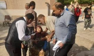 قاض
      بصفط
      اللبن
      يخرج
      من
      لجنته
      لمساعدة
      سيدة
      على
      كرسى
      متحرك..
      صور