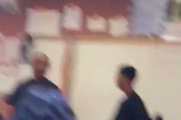 #فيديو | بعد تطاول طالب على مُعلمه، فصل دراسي يتحول إلى حلبة ملاكمة . لو كنت مكان المُعلم.. ماذا ستفعل ؟ #أمريكا