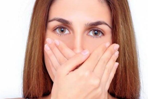 رائحة الفم الكريهة تدل على خطر انتبهي له