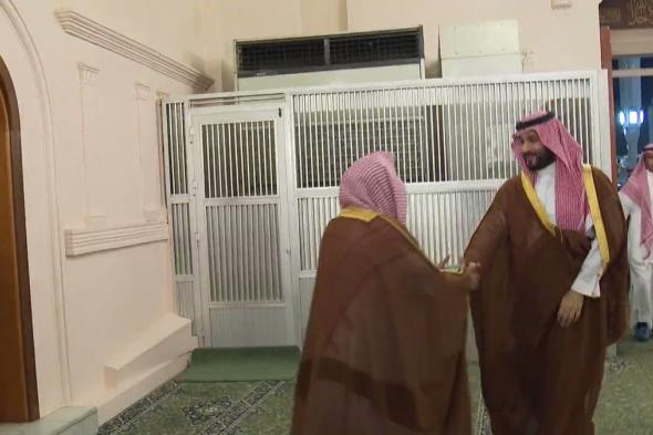 #فيديو | ولي العهد يزور المسجد النبوي ويؤدي الصلاة في الروضة الشريفة.