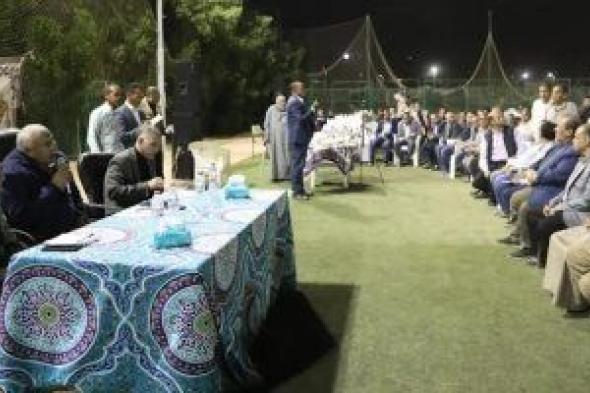 محافظ الوادى الجديد يلتقى أهالى قرية القصر لبحث مطالبهم.. صور