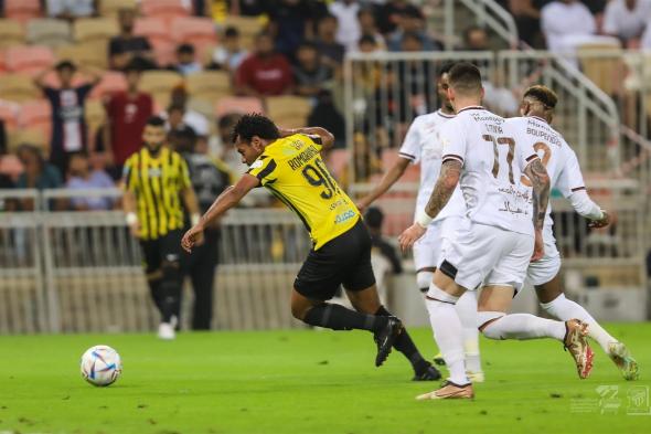 اتحاد جدة يحافظ على صدارة الدوري السعودي بالفوز على الشباب 1/2 بمشاركة حجازي وحامدالخميس 27/أبريل/2023 - 10:47 م
اتحاد جدة واجه الشباب على ملعب مدينة الملك عبدالله بجدة الشهير بـ (الجوهرة المشعة)، ضمن الجولة 24 من دوري روشن السعودي للمحترفين - الدوري السعودي.