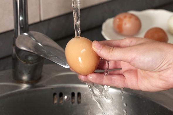 كيفية تقشير البيض المسلوق صعب التقشير