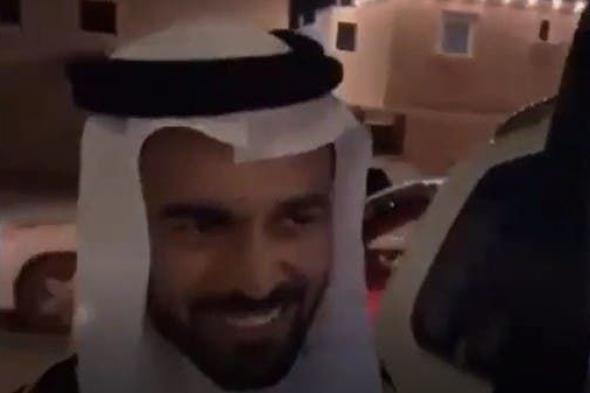 شاهد.. زفة عامل آسيوي تشعل منصات التواصل في السعوديةأدخلت عائلة سعودية الفرحة والسرور في قلب عاملها المنزلي، من الجنسية البنغلاديشية، بعمل زفه لعاملهم "جهير " من مسكنهم إلى موقع الاحتفال بزفافه.وانتشر ...