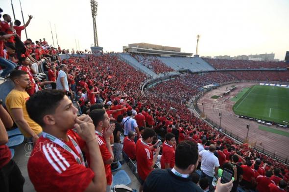 مشجعو الأهلي يلتقطون صورًا تذكارية مع علاء مبارك في المدرجات (فيديو)الأحد 04/يونيو/2023 - 11:13 م
قامت بعض الجماهير المتواجدة في ستاد القاهرة بإلتقاط صور تذكارية مع علاء مبارك نجل الرئيس السابق محمد حسني مبارك الذي تواجد في مدرجات ملعب مباراة الأهلي والوداد.