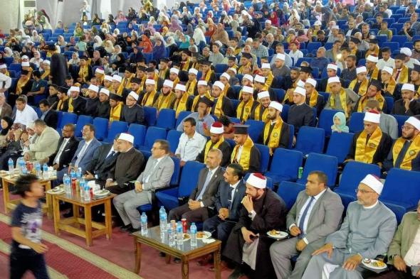 بحضور قيادات الأزهر، الاحتفال بتخريج الدفعة 42 من كلية الدعوة (صور)الخميس 22/يونيو/2023 - 10:24 م
احتفلت قيادات الأزهر بتخريج الدفعة ٤٢ من كلية الدعوة ، بحضور لفيف من أولياء الأمور على مستوى الجمهورية، وأكد الدكتور محمد الضويني، وكيل الأزهر، أن الأزهر حقق جهودًا كبيرة في ضمان جودة التعليم؛ فاستطاعت أكثر من ٢٨ كلية الحصول على شهادة الاعتماد، ومنها كلية الدعوة التي حصلت على الشهادة وعلى تجديد الاعتماد،