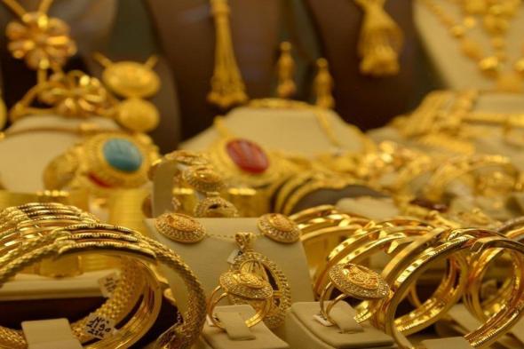 ارتفاع أسعار الذهب في ختام تعاملات اليوم بعد تثبيت الفائدةالخميس 22/يونيو/2023 - 10:38 م
ننشر أسعار الذهب اليوم الخميس 22 يونيو 2023 في السوق المحلي، وبعد حسم البنك المركزي المصري لسعر الفائدة للمرة الرابعة خلال 2023 وتثبيتها. وارتفعت اسعار الذهب بقيمة ١٠ جنيهات في ختام التعاملات. وجاءت أسعار الذهب اليوم كالتالي: سعر جرام الذهب عيار 24 وبلغ سعر جرام الذهب عيار 24 في السوق المحلي 2514