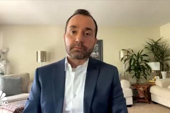 تركز بعض الأصول في يد الدولة المشترية.. هل يشكل خطراً استراتيجياً على نظيرتها البائعة؟. الإجابة في حلقة جديدة من #بين_قوسين مع رلى الطراونة وضيفها ريان رسول، المختص في الشؤون الاقتصادية الأوروبية #cnbcعربية #اقتصاد_CNBCعربية #اقتصاد
